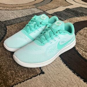 Big Girl Nike Free Size 6Y